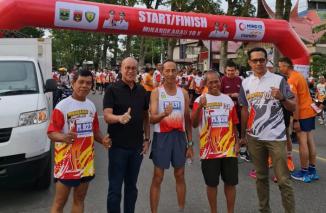 Ketua Umum Persatuan Atletik Seluruh Indonesia (PASI) Pengurus Provinsi Sumatera Barat, H S Budi Syukur memberikan sambutan pada Lomba Lari Minangkabau 10K di Bukittinggi. (Sumber : Istimewa) 