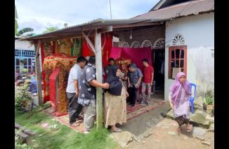 Sepenggal cerita kejadian banjir di Kota Padang, sebuah pesta pernikahan pindah dari tenda ke teras rumah tetangga. (Sumber : Istimewa)