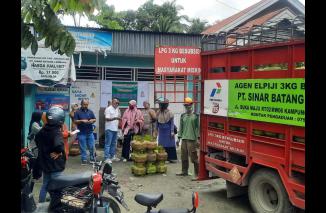 Pertamina menggelar operasi pasar terkait gas elpiji 3Kg langka di Kota Solok, Kamis 20/3-2023. (Sumber : Istimewa)