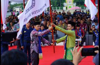 Ketua KPU Sumbar Surya Efitrimen dan Ketua KPU Jambi menyaksikan serah terima bendera kirab pemilu dari Ketua KPU Dharmasraya France Putra kepada Ketua KPU Bungo Armidis di Lapangan MTQ , Kabupaten Bungo Provinsi Jambi pada Jumat 21 Juli 2023. (Sumber : I