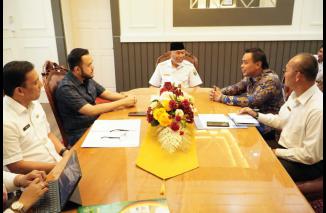 Walikota Padang Panjang, Fadly bersama Mardiansyah, didampingi Sekdako, Sonny Budaya Putra, A.P, M.Si, Sekretaris DPRD, Wita Desi Susanti, S.T dan Plt Kepala Dinas Pendidikan dan Kebudayaan (Disdikbud), Muji Sirwanto, M.Pd lakukan audiensi dengan Gubernur
