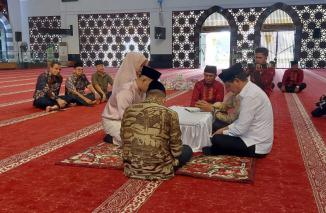 Wakil Walikota Padang Ekos Albar dan Asriwaldi menjadi saksi nikah Arini Putri Novianti dan Arief Puja Kusuma yang di gelar di Masjid Raya Sumatera Barat, Minggu (9/7/2023). (Sumber : Istimewa) 
