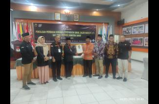 Sekretaris DPW Partai Ummat Amsir serahkan berkas perbaikan Bacaleg ke Ketua KPU Sumbar Surya Efitrimen, Minggu 9/7-2023. (Sumber : Istimewa) 