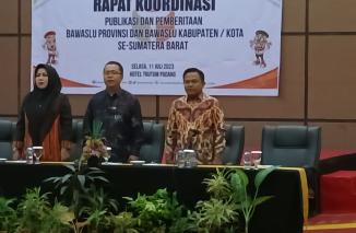 Bawaslu Prov. Sumbar menggelar Rapat Koordinasi (Rakor) Publikasi dan Pemberitaan bersama Bawaslu Kabupaten dan Kota, Selasa (11/7/2013) di Truntum Hotel Padang. (Sumber : Istimewa) 