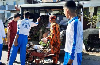 150 orang yang dikerahkan itu terdiri dari unsur TNI, Polri, Kecamatan Pauh, organisasi masyarakat (Ormas) hingga pelajar dalam rangka aksi bersih-bersih lingkungan. (Sumber : Istimewa)