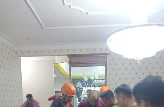 Korban Banjir Penderita Stroke Dievakuasi ke Rumah Wawako saat Hujan Lebat Sirami Padang. (Sumber : Istimewa)