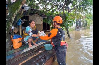 Dompet Dhuafa Singgalang (DDS) dan Kadinda Sumbar bekerjasama untuk menolong para korban banjir di Padang. (Sumber : Istimewa)