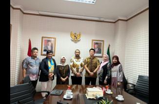 Rapat koordinasi persiapan acara World Islamic Enterpreuner Summit (WIES) Tim Kementerian Pariwisata dan Ekonomi Kreatif (Kemenparekraf) dengan Wakil Gubernur Sumatera Barat Audy Joinaldy di kantor Dinas Pariwisata Sumatera Barat, Kamis (13/7). (Sumber : 