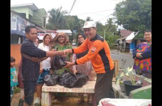 Kepedulian langsung DPD PKS Kota Padang kepada korban banjir. (Sumber : Istimewa)