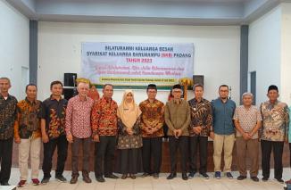 Pengurus, sesepuh, camat, walinagari se-Banuhampu berfoto di sela-sela Silaturahmi SKB Padang 2023 di Gedung Bagindo Aziz Chan Youth Center, Sabtu (22/7).(Sumber : rmi)