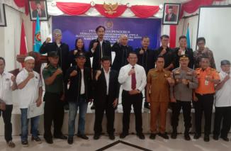 Ketua PWI Sumbar, Dr Ir Basril Basyar MM melantik Pengurus Persatuan Wartawan Indonesia (PWI) Kabupaten Mentawai periode 2023 -2026. (Sumber : Istimewa)