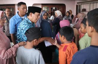 Suwirpen Suib berbagi dan berharap barokah di Yayasan Berkah Amal Salih. (Sumber : Istimewa)