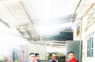 Pertamina dan Hiswana Migas Sumbar cek pangkalan di Padang siakpi teriakan konsumen tentng gas elpiji 3Kg langka di Padang, Minggu 30/7-2023. (nto)