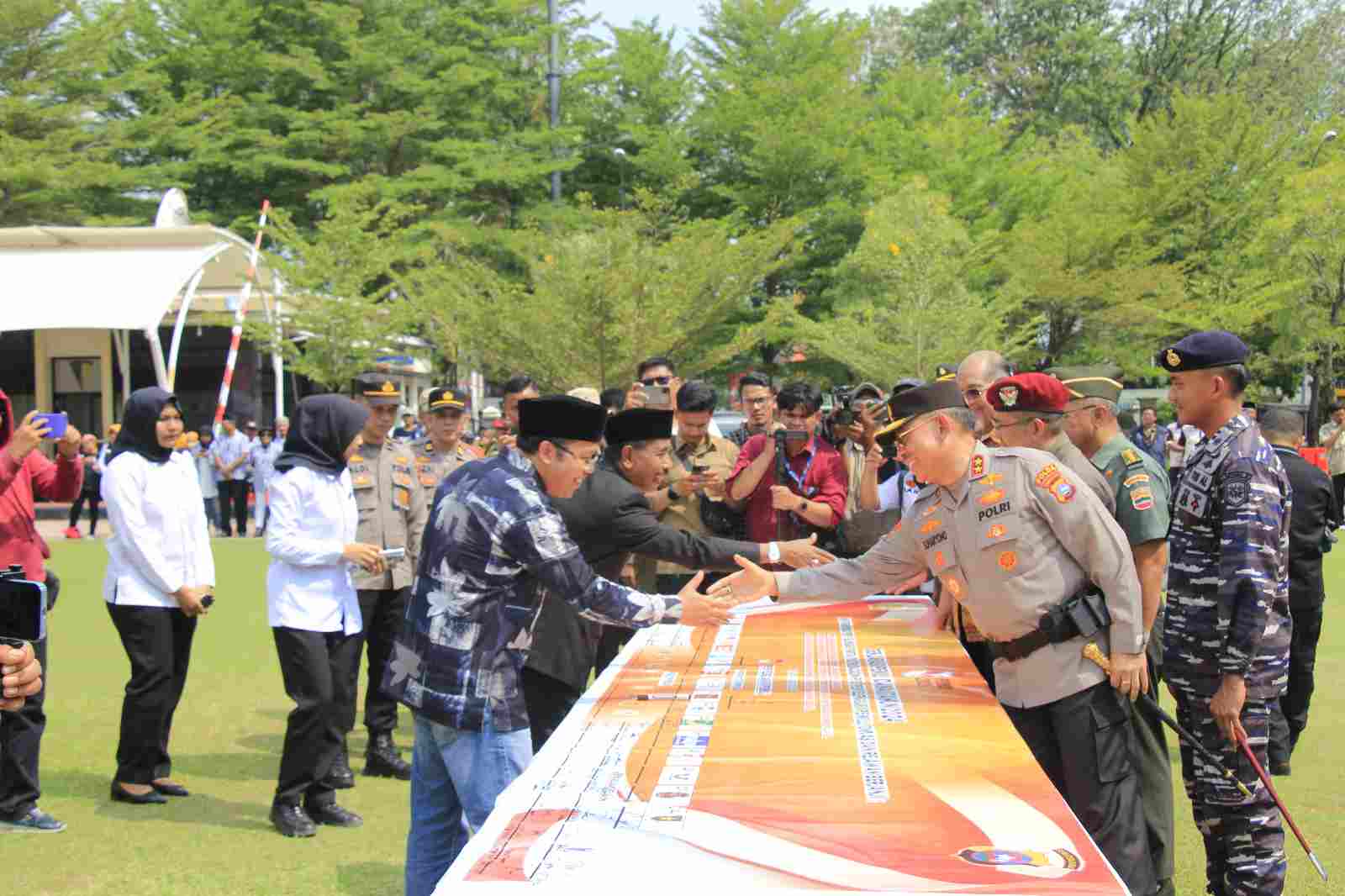 Kapolda Sumatera Barat, Irjen Pol Suharyono, S.Ik. SH memimpin Deklarasi Pemilu Damai 2024 di Sumbar, Kamis (24/8/2023). (Sumber : Istimewa)