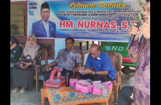 Serahkan Alsintan, Pak Nurnas ingat petani itu pasti indak ado buliah bapantang jariah, Insya Allah Lanjut 2024. (Sumber : Istimewa)