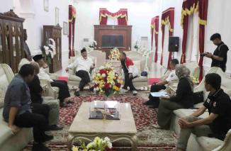 Gubernur Sumbar, Mahyeldi menerima kedatangan Ketua JPS Adrian Tuswandi dan lima pengurus serta tim kerja Festival Mars Sumbar (FMSB) 2023. (Sumber : Istimewa)