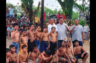 Ketua LPM Kelurahan Kampung Lapai, Sonny Affandi, ST, mengapresiasi kekompakan masyarakat RW 04 Kelurahan Kampung Lapai dalam memeriahkan Hari Kemerdekaan RI ke-78. (Sumber : Istimewa)