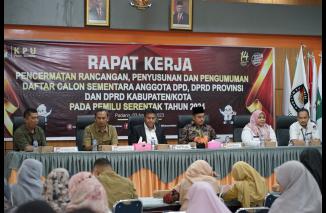 KPU gelar Rapat Kerja dengan KPU Kota Kabupaten, 6-11 Agustus Parpol bisa ganti Caleg, Kamis 3/8-2023 di Aula KPU Sumbar. (melt)