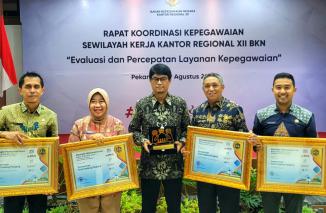 Kepala BKN Pusat, Haryono Dwi Putranto (tengah) berfoto bersama Kepala BKPSDM Padang Panjang, Rudy Suarman beserta jajaran seusai menyerahkan empat penghargaan BKN Award untuk Padang Panjang. (Sumber : Istimewa)