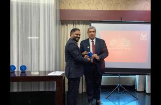 Insannul Kamil, Wakil Rektor III Bidang SDM dan Teknologi Informasi Universitas Andalas (kanan) meraih Indonesia Legend dalam World CIO 200 Summit 2023 Indonesia Edition. (Sumber : Istimewa)