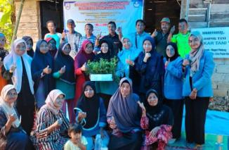 Tim PKM Upertis menyerahkan alat pengembangan trichokompos untuk Kelompok Tani (Poktan) Mekar Tani, di Jorong Gando Nagari Piobang Kabupaten Limapuluh Kota, Sabtu (12/8/2023). (Sumber : Istimewa)
