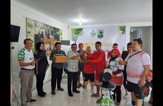 Ketua Umum Muhamad 'Jack' Irsyad serahkan trophi pada pemenang fun soccer, Minggu 14/8-2023 di Sekretariat  AFTA GOR H Agus Salim. (sis)Merdekaaa.. AFTA serahkan 1000 bibit gratis ke masyarakat, Minggu 13/8-2023 di GOR H Agus Salim. (sis)Aksi Donor Darah 