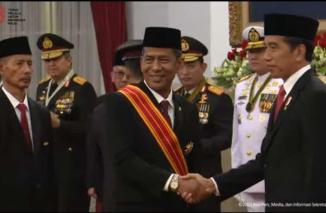 Prof Saldi Isra (kiri) disalami Presiden Joko Widodo setelah penyerahan Anugerah Bintang Mahaputra Adipradana, Senin 14/8-2023 di Istana Negara. (Sumber : Istimewa)