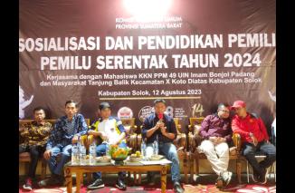 Komisioner KPU Sumbar Jons Manedi saat sosialisasi dan pendidikan pemilih Pemilu serentak tahun 2024 di Kabupaten Solok, Sabtu 12 Agustus 2023. (melt) 