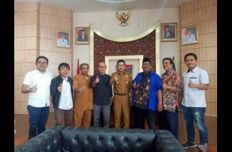 Wakil Walikota Padang H Ekos Albar menerima audiensi pegiat anti-narkoba, di ruang kerjanya di Balaikota Aia Pacah Jl Bypass Padang, Senin (14/8/2023). (Sumber : Istimewa)