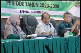 Wakil MWA UNAND Prof Werry Darta Taifur beberkan proses Pemilihan Rektor UNAND, Rabu 16/8-2023. (sis)