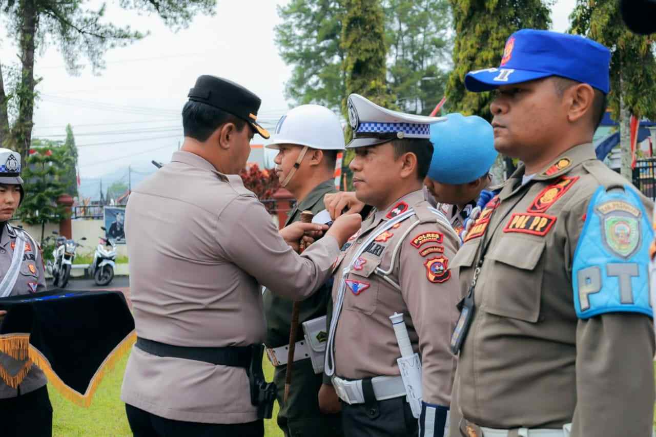 Kapolres Pasaman AKBP. Yudho Huntoro, SIK., MIK pimpin Apel Gelar Pasukan Operasi Zebra Singgalang 2023 di halaman Mapolres Pasaman, Senin (4/9). (Sumber : Istimewa)
