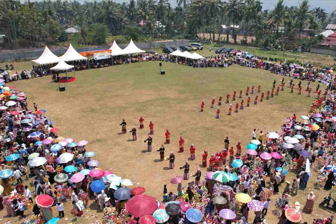 Festival &quot;Maarak Bungo Lamang&quot; dalam menyambut Menyambut Maulid Nabi Muhammad SAW, Kegiatan ini digelar di Lapangan Bola Pinang Sinawa, Nagari Luak Kapau Pauh Duo. (Sumber : Ist)