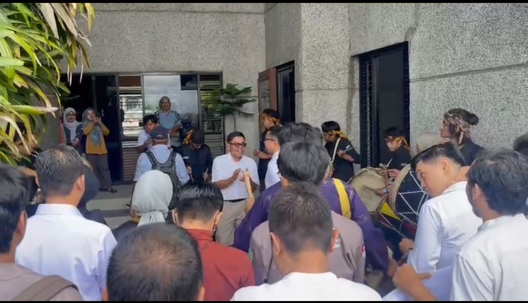 Dr. Charles Simabura mendaftar ke panitia pemilihan rektor (Pilrek) UNAND 2023, diiringi Gendang Tasa tanda demokrasi sedang berpesta di UNAND. (Sumber : Ist)