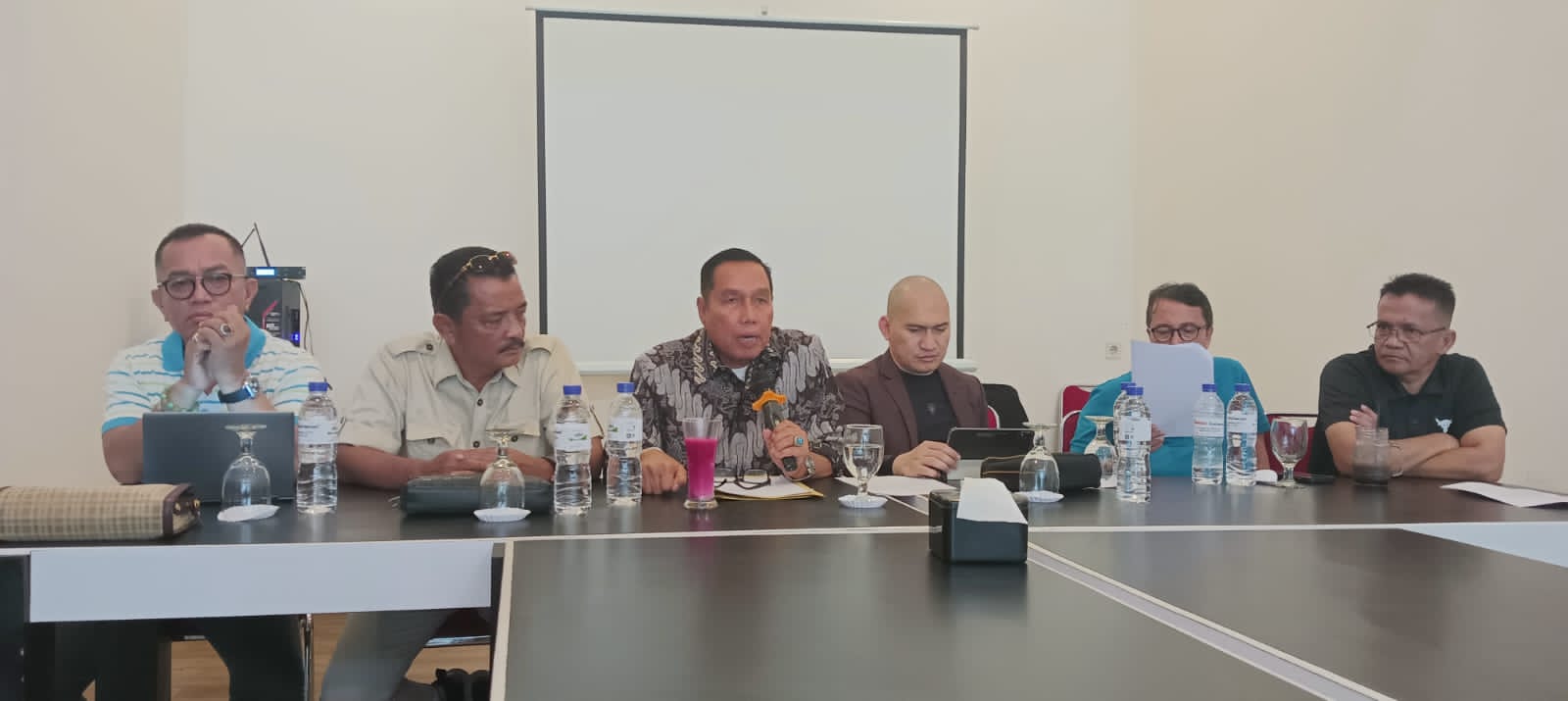 KMP gelar pers conference, Kamis 28/9-2023, tolak Dirut dan Komut Impor Bank Nagari jelang RUPS LB 11 Oktober 2023. (ms)
