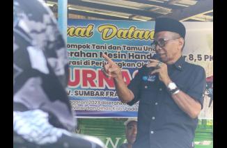 Penyerahan 16 hand tractor bantuan pemerintah provinsi (Pemprov) Sumbar oleh Anggota DPRD Sumbar, HM Nurnas dalam kunjungan Kerja ke Pilubang Ketaping Padang Pariaman. (Sumber : Istimewa)