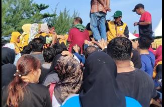 Antusias Warga ikuti Jalan Sehat Partai Hanura di Pantai Cimpago Purus, penerima hadiah Umroh buat OSO nangis, Minggu 3/9-2023. (Sumber : Istimewa)