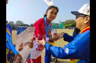 Wilna meraih dua emas, satu di 5000 meter, dan hari ini di 3000 meter menjadi emas terakhir Cabor Atletik untuk Sumbar. (Sumber : Istimewa)