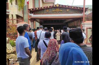 Pelepas Almarhummah Anna Zainal Bakar ke pemakaman di Sungai Sirah Pariaman. (Sumber : Istimewa)