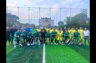 Pertandingan persahabatan antara tim jurnalis Sumbar lawan Tim Mini Soccers Dirlantas Polda Sumbar, Jumat 8/9-2033 di Lapangan Mini Soccer Saudagar Minang di Gor H Agus Salim Padang. (Sumber : Istimewa)