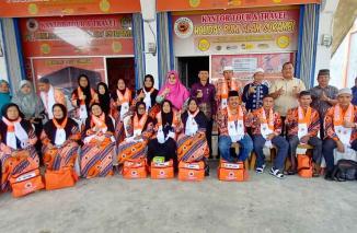 Foto bersama sebelum keberangkatan jemaah umrah PT Holiday Bumi Alam Surambi Solok Selatan. (Sumber : Istimewa)