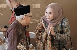Wapres Kiyai Ma'ruf Amin memberi selamat kepada Sari Lenggogeni, "Selamat ya bu Sari, bagus, bagus sekali dikembangkan terus WIES nya tahun depan ya". (Sumber : Istimewa)