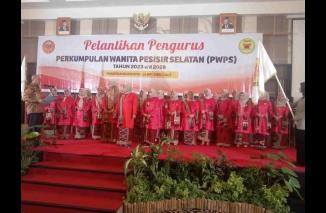 Pelantikan PWPS (Perkumpulan Wanita Pesisir Selatan), oleh Ketua DPW PKPS Sumbar, H Budi Syukur di Hotel Pangeran Beach pada Sabtu (16/9/2023). (Sumber : Ist)