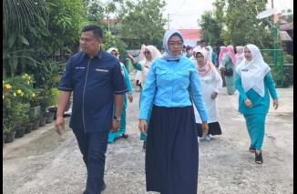 Ketua TP-PKK Kota Padang Ny. Genny Hendri Septa ditemani oleh Ketua LPM Kelurahan Kampung Lapai, Sonny Affandi, ST mengunjungi Kelurahan Kampung Lapai, Kecamatan Nanggalo. (Sumber : Ist)