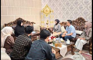 Founder Rumah Cerdas Pemancungan (RCP) Firmansyah bersama mentor pengajar yang terdiri dari mahasiswa mengadakan audiensi di kediaman Istana Gubernur Sumbar, Sabtu (23/9). (Sumber : Ist)