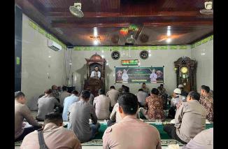 Keluarga Besar Polres Dharmasraya melaksanakan kegiatan keagamaan Peringatan Maulid Nabi Besar Muhammad SAW 1445H di Masjid Al'Amin Polres Dharmasraya, Jum’at (29/09/2023). (Sumber : Ist)