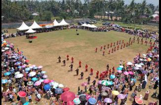 Festival "Maarak Bungo Lamang" dalam menyambut Menyambut Maulid Nabi Muhammad SAW, Kegiatan ini digelar di Lapangan Bola Pinang Sinawa, Nagari Luak Kapau Pauh Duo. (Sumber : Ist)