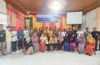 Dosen bersama Mahasiswa Ilmu Administrasi Negara dari Fakultas Ilmu Sosial, Universitas Negeri Padang melakukan pengabdian masyarakat di Nagari Panampung, Kecamatan Ampek Angkek, Kabupaten Agam, Jumat, (9/9/2023). (Sumber : Ist)
