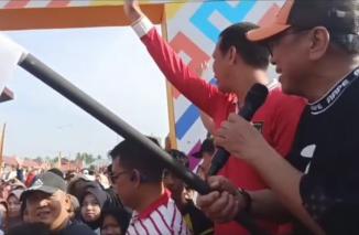 Ketua Umum Gebu Minang, Osman Sapta Dt Bandaro Sutan Nan Kayo bersama Genius Umar (Wako Pariaman) melepas 30 peserta Jalan Sehat Gebu Minang di Kota Pariaman. (Sumber : Istimewa)