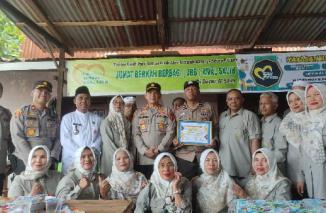 Kombes Pol Ferry Harahap menyerahkan Piagam kepada Aipda Dian Wihendro Ratno sebagai donatur tetap pada program santunan di Jumat Berkah Berbagi (JBB) Amal Salih sebagai bentuk apresiasi Yayasan Berkah Amal Salih. (Sumber : Istimewa)