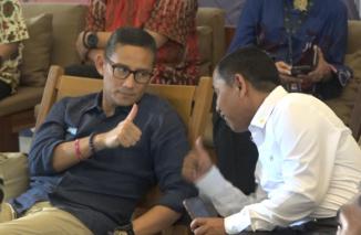 Anggota DPRD Sumbar Nofrizon mendampingi Menparekraf Sandiaga Uno selama hari terakhir gelaran WIES 2023, Sabtu (9/9/2023). (Sumber : Istimewa)